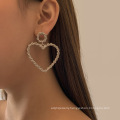 Simple threaded temperament business earrings, hollow geometric creative sweet and cool heart-shaped earrings for women